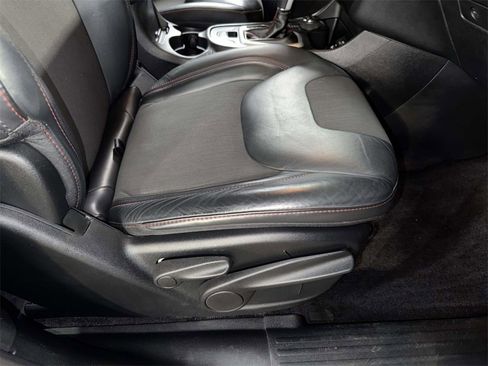 Used 2017 Jeep Cherokee Trailhawk w/ Comfort/Convenience Group image 15