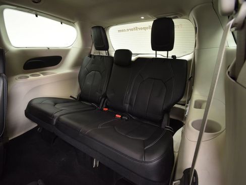 Used 2022 Chrysler Pacifica Touring-L image 16