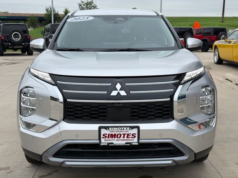 Used 2025 Mitsubishi Outlander SE AWD/4WD image 3