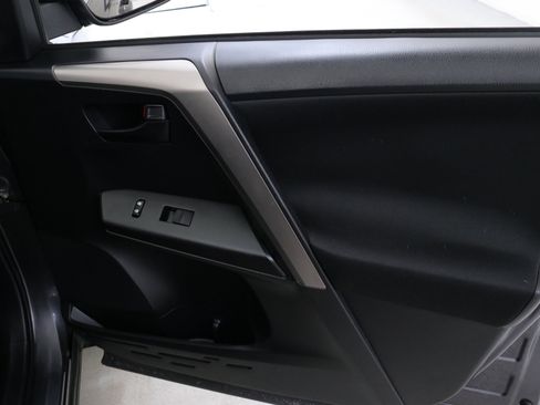 Used 2018 Toyota RAV4 LE image 28