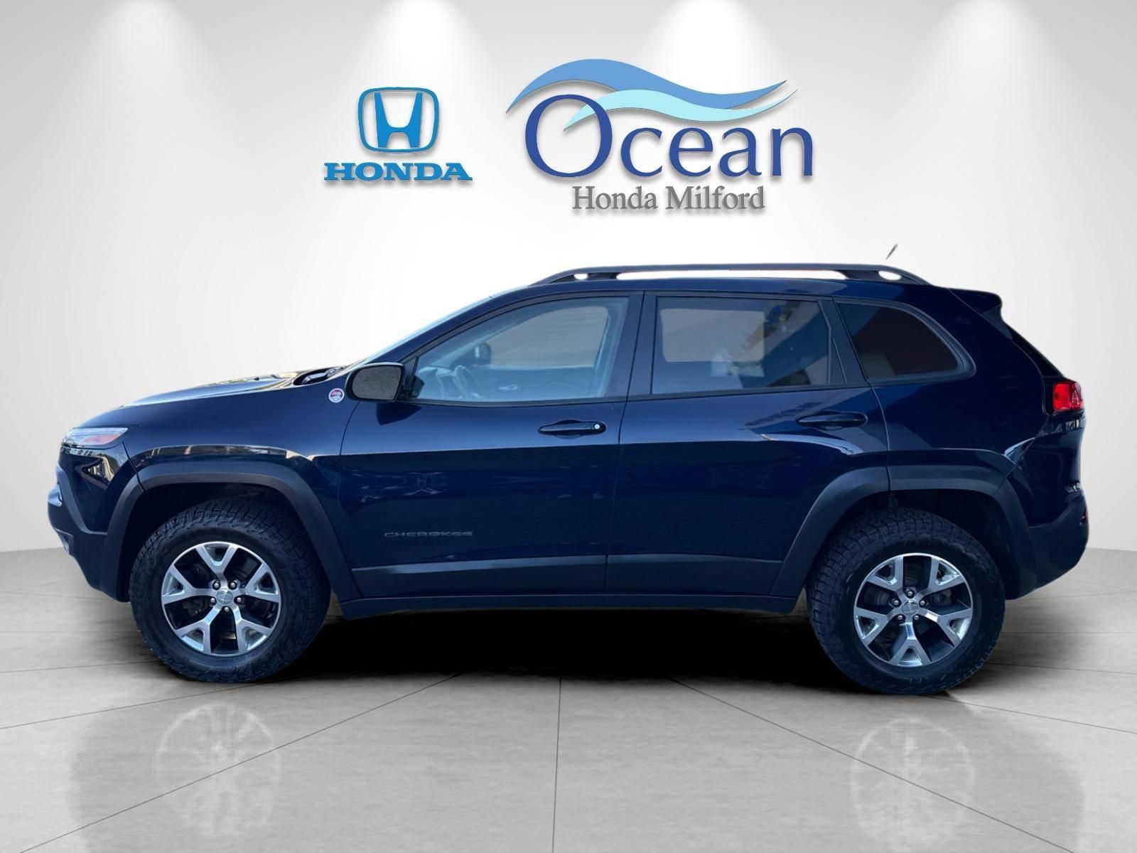 Used 2015 Jeep Cherokee Trailhawk w/ Comfort/Convenience Group AWD/4WD image 6