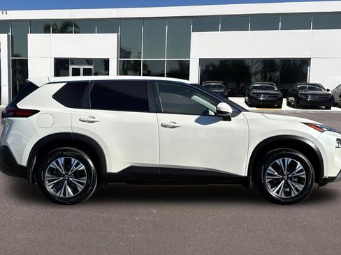 Used 2023 Nissan Rogue SV image 2