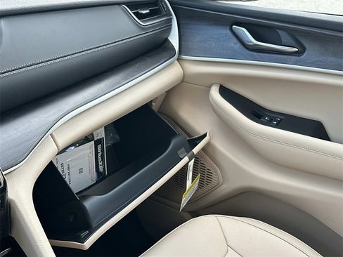 New 2025 Jeep Grand Cherokee L Limited image 18
