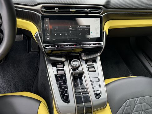 Used 2025 Aston Martin Vanquish RWD image 14