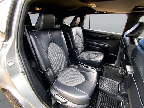 Used 2022 Toyota Highlander XSE FWD image 20