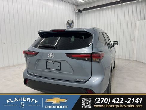 Used 2024 Toyota Highlander XLE image 3
