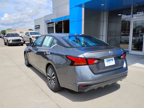 Used 2025 Nissan Altima 2.5 SV FWD image 9