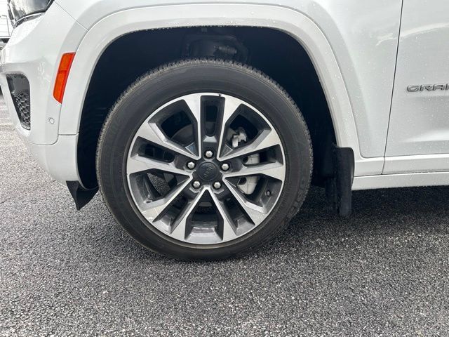 Used 2025 Jeep Grand Cherokee Overland w/ MOPAR Finishing Package AWD/4WD image 5