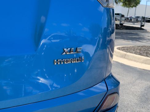 Used 2018 Toyota RAV4 XLE AWD/4WD image 11