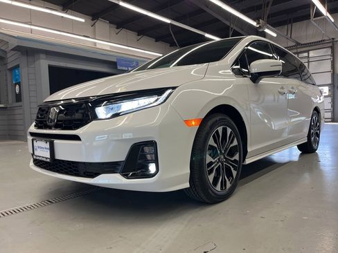 Used 2025 Honda Odyssey Elite image 3