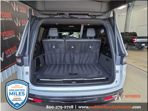 Used 2023 Jeep Grand Wagoneer Series III w/ Rear Seat Video Group 1 AWD/4WD image 9