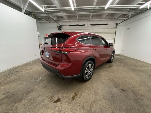 Used 2023 Toyota Highlander XLE image 6