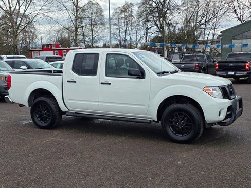 Used 2015 Nissan Frontier SV image 3