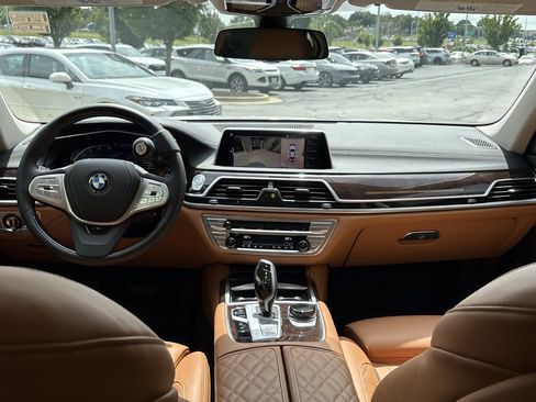 Used 2022 BMW 750i xDrive w/ Luxury Rear Seating Package AWD/4WD image 29