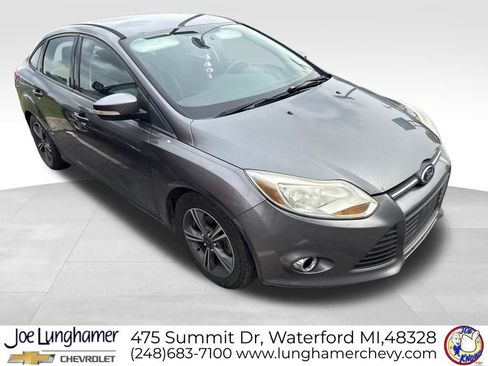 Used 2014 Ford Focus SE w/ SE Sport Package FWD image 2