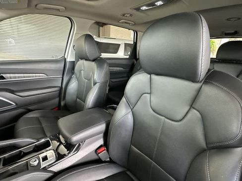 Used 2023 Kia Telluride EX w/ EX Captain's Chair Package FWD image 13