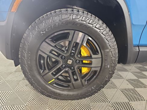 Used 2023 Rivian R1S Adventure image 9