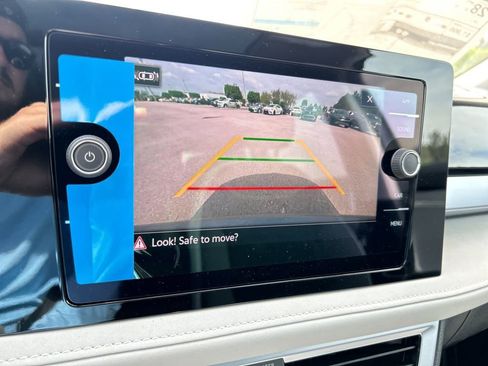 Used 2025 Volkswagen Taos SE image 29