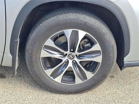 Certified 2022 Toyota Highlander XLE image 8