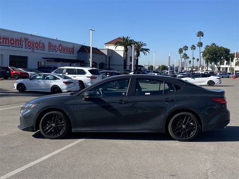 Used 2025 Toyota Camry SE image 2