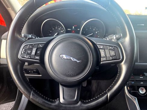 Used 2017 Jaguar XF image 17