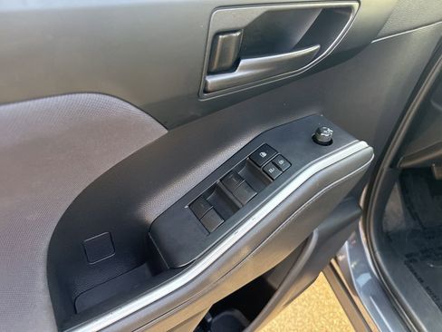 Used 2022 Toyota Highlander LE image 21