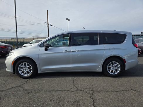 Used 2024 Chrysler Pacifica Touring-L image 2