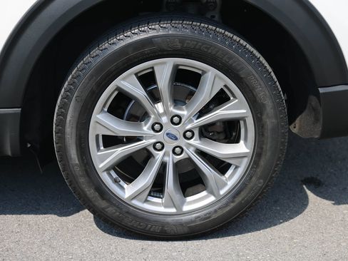 Used 2023 Ford Explorer XLT AWD/4WD image 30