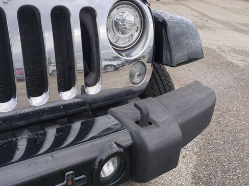 Used 2017 Jeep Wrangler Unlimited Sahara w/ Connectivity Group image 11