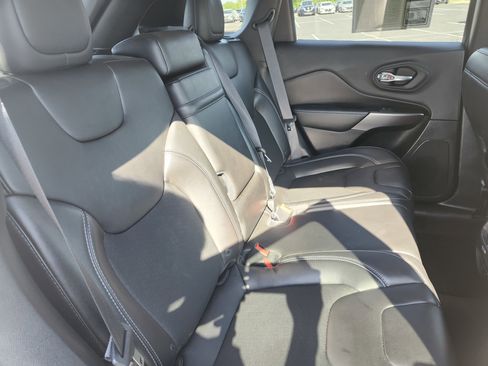 Used 2019 Jeep Cherokee Latitude Plus w/ Comfort/Convenience Group AWD/4WD image 20