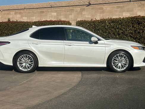 Used 2020 Toyota Camry XLE image 3