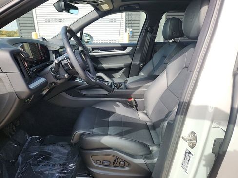 Certified 2025 Porsche Cayenne E-Hybrid image 5