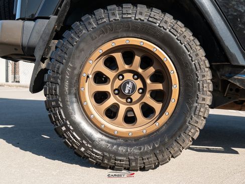 Used 2017 Jeep Wrangler Unlimited Sahara AWD/4WD image 11