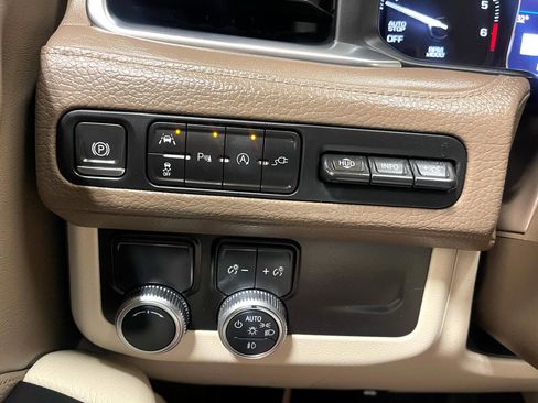 Used 2021 GMC Yukon Denali w/ Denali Premium Package image 31