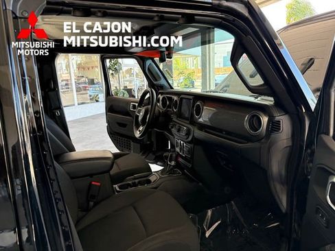 Used 2018 Jeep Wrangler Unlimited Sahara w/ Uconnect 4C Nav & Sound Group AWD/4WD image 22