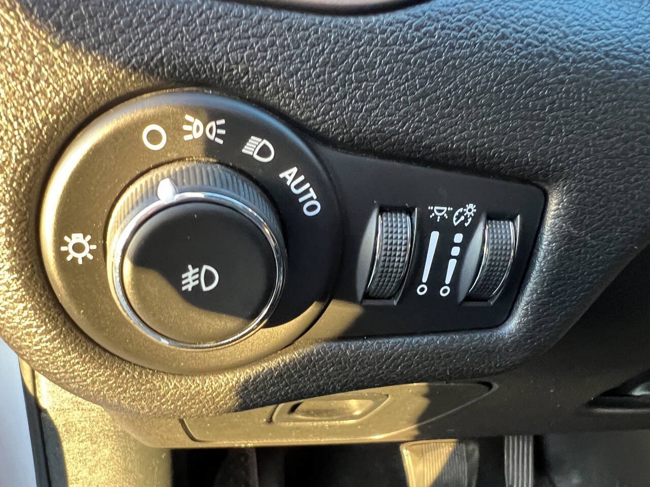 Used 2017 Jeep Cherokee Limited FWD image 10