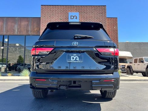 Used 2023 Toyota Sequoia Platinum AWD/4WD image 5