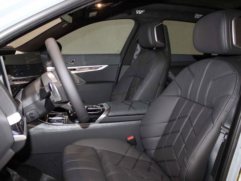 New 2026 BMW i7 M70 w/ Executive Package image 12