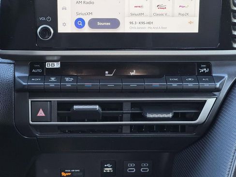 Certified 2025 Toyota Camry SE image 5