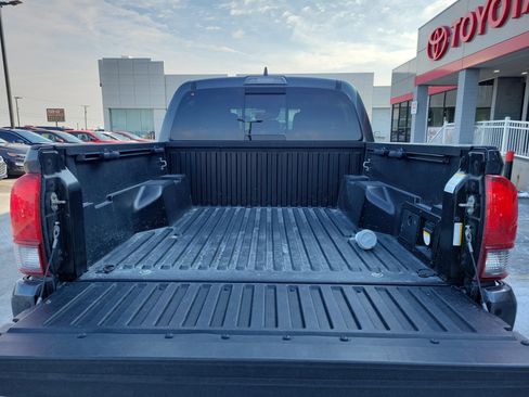 Used 2019 Toyota Tacoma TRD Sport w/ Technology Package image 8
