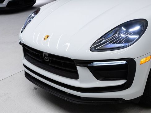 Used 2026 Porsche Macan AWD/4WD image 32
