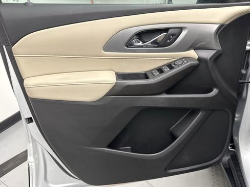 Used 2022 Chevrolet Traverse LS image 9