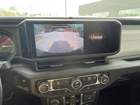 Used 2025 Jeep Wrangler Willys image 32