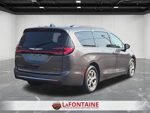 Used 2023 Chrysler Pacifica Limited FWD image 5