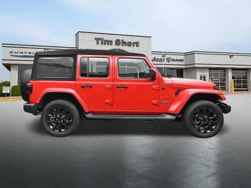 Used 2022 Jeep Wrangler Unlimited Sahara w/ Cold Weather Group AWD/4WD image 6