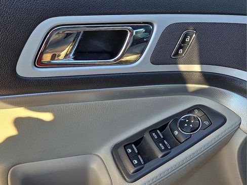 Used 2014 Ford Explorer XLT image 14