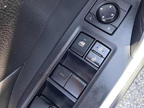 Used 2019 Toyota RAV4 LE AWD/4WD image 12