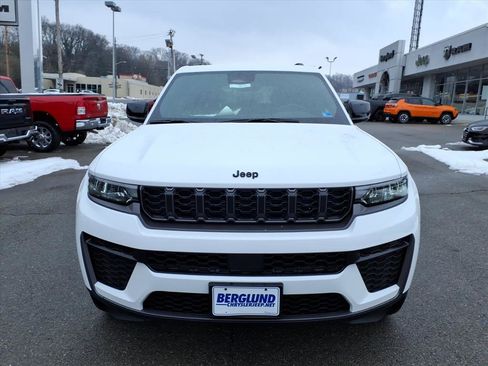 New 2026 Jeep Grand Cherokee Altitude image 9