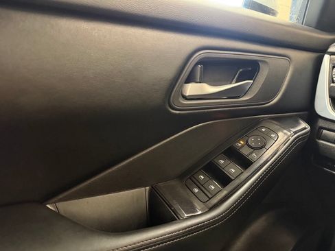 Used 2024 Nissan Rogue SV FWD image 11
