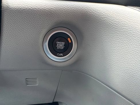 Used 2020 Chrysler Pacifica Touring-L FWD image 24